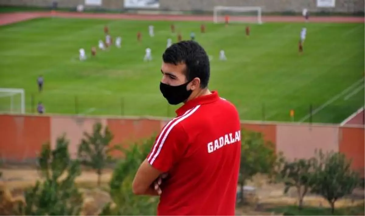 Gümüşhane’de stadyuma giremeyen taraftarlar maçı dağlık bölgeden izledi.