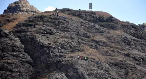 Gümüşhane'de stadyuma giremeyen taraftarlar maçı dağlık bölgeden izledi.