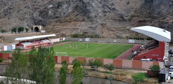 Gümüşhane'de stadyuma giremeyen taraftarlar maçı dağlık bölgeden izledi.