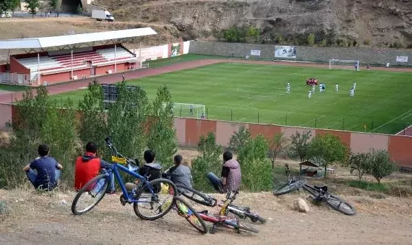 Gümüşhane'de stadyuma giremeyen taraftarlar maçı dağlık bölgeden izledi.