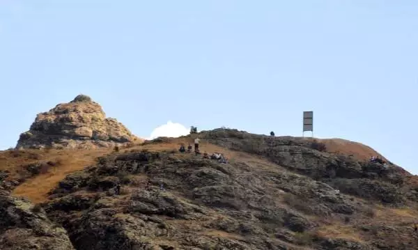 Gümüşhane'de stadyuma giremeyen taraftarlar maçı dağlık bölgeden izledi.