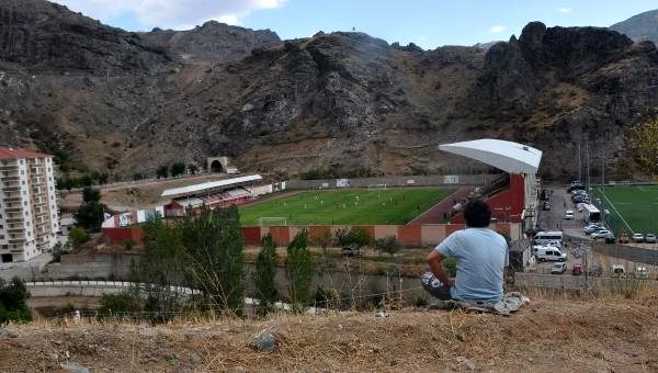 Gümüşhane'de stadyuma giremeyen taraftarlar maçı dağlık bölgeden izledi.