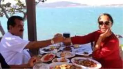 Hülya Avşar'ın Ayvalık'ta Çiçek Adası'nı satın alacağı iddiası yalanlandı Hülya Avşar'ın Ayvalık'ta Çiçek Adası'nı satın alacağı iddiası yalanlandı