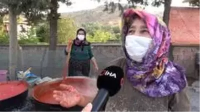 İki kardeşin yoğun 'salça' mesaisi: Kilosu 25 liradan satılıyor İki kardeşin yoğun 'salça' mesaisi: Kilosu 25 liradan satılıyor