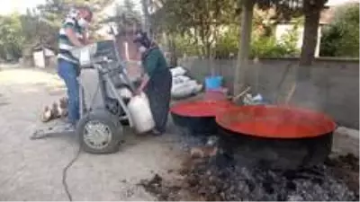İki kardeşin yoğun 'salça' mesaisi: Kilosu 25 liradan satılıyor İki kardeşin yoğun 'salça' mesaisi: Kilosu 25 liradan satılıyor