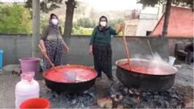 İki kardeşin yoğun 'salça' mesaisi: Kilosu 25 liradan satılıyor İki kardeşin yoğun 'salça' mesaisi: Kilosu 25 liradan satılıyor