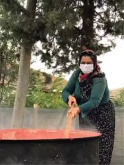 İki kardeşin yoğun 'salça' mesaisi: Kilosu 25 liradan satılıyor İki kardeşin yoğun 'salça' mesaisi: Kilosu 25 liradan satılıyor