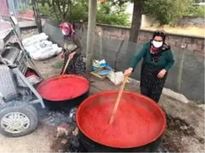 İki kardeşin yoğun 'salça' mesaisi: Kilosu 25 liradan satılıyor İki kardeşin yoğun 'salça' mesaisi: Kilosu 25 liradan satılıyor