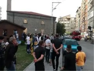 İntihara kalkışan komşusunu sosyal medyadan canlı yayınladı, mahalleli de film izler seyretti İntihara kalkışan komşusunu sosyal medyadan canlı yayınladı, mahalleli de film izler seyretti