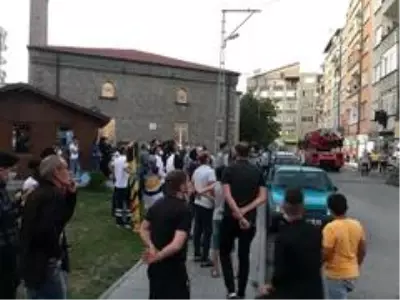 İntihara kalkışan komşusunu sosyal medyadan canlı yayınladı, mahalleli de film izler seyretti İntihara kalkışan komşusunu sosyal medyadan canlı yayınladı, mahalleli de film izler seyretti