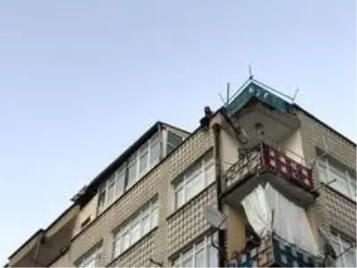 İntihara kalkışan komşusunu sosyal medyadan canlı yayınladı, mahalleli de film izler seyretti İntihara kalkışan komşusunu sosyal medyadan canlı yayınladı, mahalleli de film izler seyretti