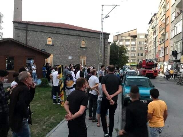 İntihara kalkışan komşusunu sosyal medyadan canlı yayınladı, mahalleli de film izler gibi izledi İntihara kalkışan komşusunu sosyal medyadan canlı yayınladı, mahalleli de film izler gibi izledi