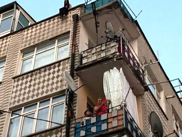 İntihara kalkışan komşusunu sosyal medyadan canlı yayınladı, mahalleli de film izler gibi izledi İntihara kalkışan komşusunu sosyal medyadan canlı yayınladı, mahalleli de film izler gibi izledi