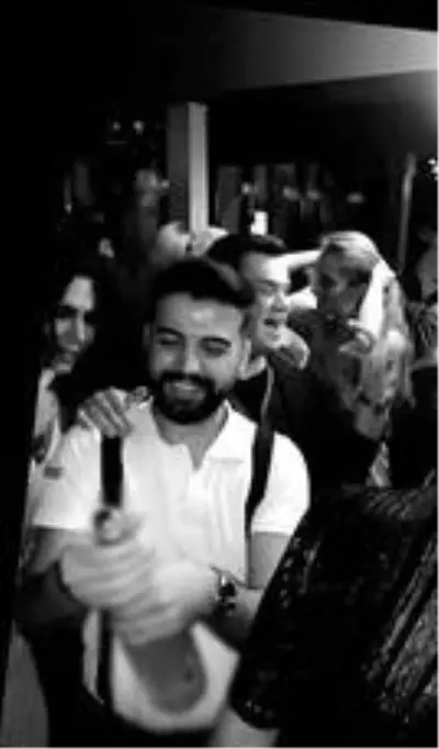 İstanbul'un göbeğindeki ünlü işletmede korona tedbirleri hiçe sayıldı İstanbul'un göbeğindeki ünlü işletmede korona tedbirleri hiçe sayıldı