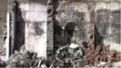Kaçak yapılardan arındırılan tarihi burçta kitabe ve nişler ortaya çıktı Kaçak yapılardan arındırılan tarihi burçta kitabe ve nişler ortaya çıktı