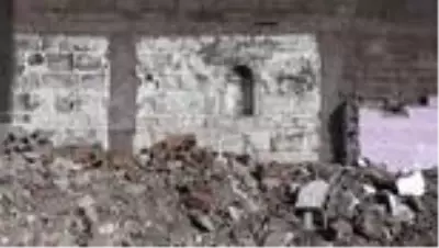 Kaçak yapılardan arındırılan tarihi burçta kitabe ve nişler ortaya çıktı Kaçak yapılardan arındırılan tarihi burçta kitabe ve nişler ortaya çıktı