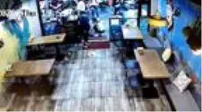 Kafeden sokağa binlerce lira saçıldı Kafeden sokağa binlerce lira saçıldı