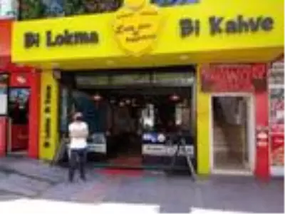 Kafeden sokağa binlerce lira saçıldı Kafeden sokağa binlerce lira saçıldı