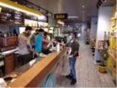 Kafeden sokağa binlerce lira saçıldı Kafeden sokağa binlerce lira saçıldı