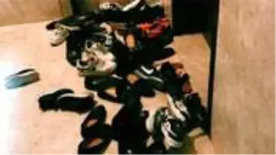 Karantina altına alınan eve misafir akını! Filyasyon ekibi kapı önünde 30 çifte yakın ayakkabı ile karşılaştı Karantina altına alınan eve misafir akını! Filyasyon ekibi kapı önünde 30 çifte yakın ayakkabı ile karşılaştı