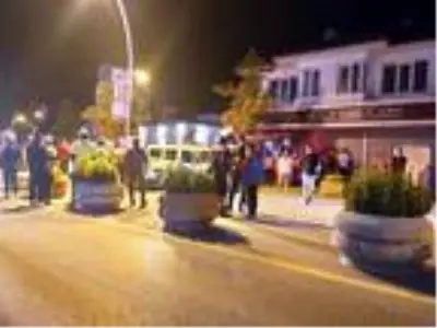 Son dakika haberleri... Kavga eden iki grup, kendilerini ayırmak için gelen polis ve bekçilere saldırdı: 2'si polis, 3'ü... Son dakika haberleri... Kavga eden iki grup, kendilerini ayırmak için gelen polis ve bekçilere saldırdı: 2'si polis, 3'ü...