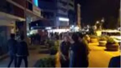 Son dakika haberleri... Kavga eden iki grup, kendilerini ayırmak için gelen polis ve bekçilere saldırdı: 2'si polis, 3'ü... Son dakika haberleri... Kavga eden iki grup, kendilerini ayırmak için gelen polis ve bekçilere saldırdı: 2'si polis, 3'ü...