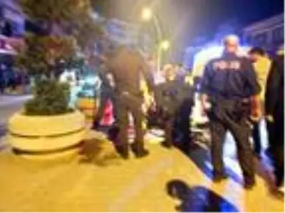 Son dakika haberleri... Kavga eden iki grup, kendilerini ayırmak için gelen polis ve bekçilere saldırdı: 2'si polis, 3'ü... Son dakika haberleri... Kavga eden iki grup, kendilerini ayırmak için gelen polis ve bekçilere saldırdı: 2'si polis, 3'ü...