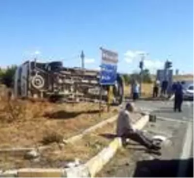 Kayseri'de minibüs ile kamyon çarpıştı: 8 yaralı Kayseri'de minibüs ile kamyon çarpıştı: 8 yaralı