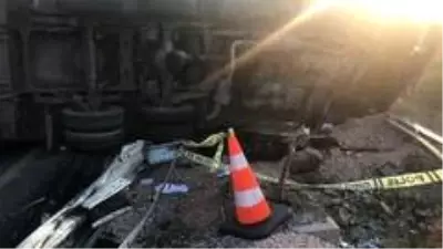 Son dakika haber! Kontrolden çıkan kamyon 100 metre sürüklenip bariyerlere çarptı: 1 ölü Son dakika haber! Kontrolden çıkan kamyon 100 metre sürüklenip bariyerlere çarptı: 1 ölü