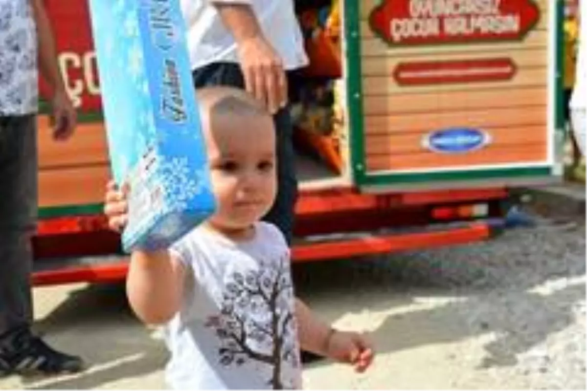 Son dakika haberi: Köy köy dolaşıp çocuklara oyuncak dağıtıyor