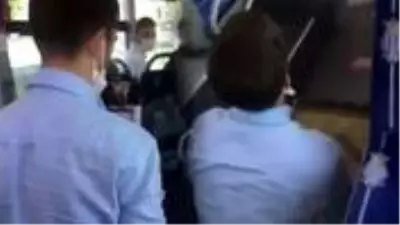 Metrobüste yolculara aldırış etmeyen bir kişi bağırarak ezan okuyup namaz kıldı Metrobüste yolculara aldırış etmeyen bir kişi bağırarak ezan okuyup namaz kıldı