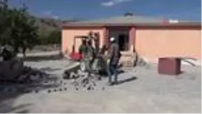 Muradiye Belediyesi, okul bahçelerini ve bozuk olan mahalle yollarına parke taşı döşüyor Muradiye Belediyesi, okul bahçelerini ve bozuk olan mahalle yollarına parke taşı döşüyor
