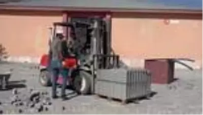 Muradiye Belediyesi, okul bahçelerini ve bozuk olan mahalle yollarına parke taşı döşüyor Muradiye Belediyesi, okul bahçelerini ve bozuk olan mahalle yollarına parke taşı döşüyor