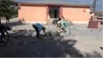 Muradiye Belediyesi, okul bahçelerini ve bozuk olan mahalle yollarına parke taşı döşüyor Muradiye Belediyesi, okul bahçelerini ve bozuk olan mahalle yollarına parke taşı döşüyor