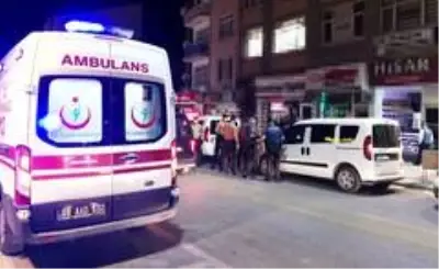 Önce husumetlisini sonra da kavgayı ayırmak isteyen kuzenini bıçakladı Önce husumetlisini sonra da kavgayı ayırmak isteyen kuzenini bıçakladı
