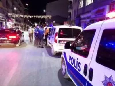 Önce husumetlisini sonra da kavgayı ayırmak isteyen kuzenini bıçakladı Önce husumetlisini sonra da kavgayı ayırmak isteyen kuzenini bıçakladı