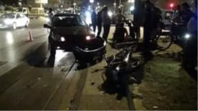 Otomobil ile motosiklet çarpıştı: 2 yaralı Otomobil ile motosiklet çarpıştı: 2 yaralı