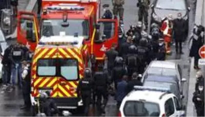 Paris'te eski Charlie Hebdo ofisi yakınlarındaki bıçaklanma olayında 7 kişi gözaltına alındı Paris'te eski Charlie Hebdo ofisi yakınlarındaki bıçaklanma olayında 7 kişi gözaltına alındı