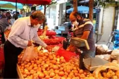Pazarın son yazlık meyve ve sebzeleri Pazarın son yazlık meyve ve sebzeleri