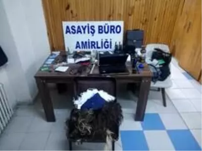 Peruk dahil her şeyi çalan 3 hırsızdan biri tutuklandı Peruk dahil her şeyi çalan 3 hırsızdan biri tutuklandı