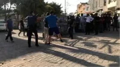 Şanlıurfa'da karakol önünde taşlı sopalı kavga: 7 yaralı Şanlıurfa'da karakol önünde taşlı sopalı kavga: 7 yaralı