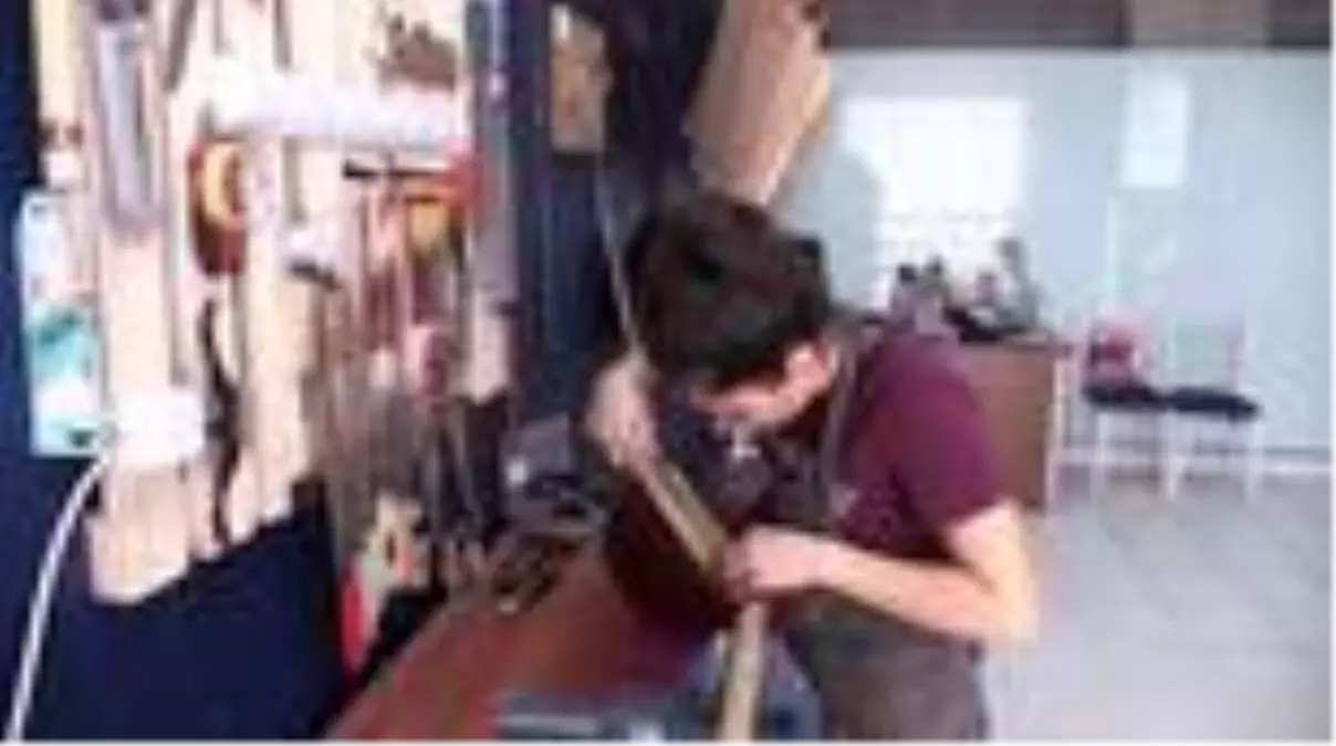 Sazın tutkuya dönüştüğü Tunceli'de bağlamalar 'Senem usta'dan