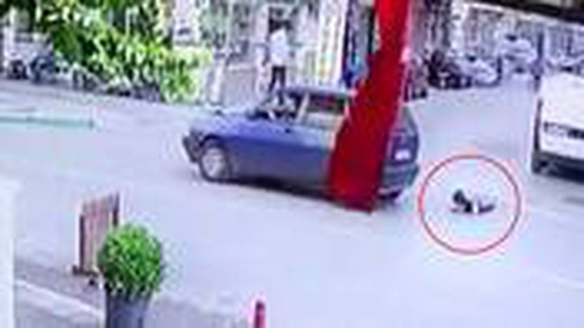 Seyir halindeki otomobilin kapısı açıldı, 3 yaşındaki çocuk yola düştü