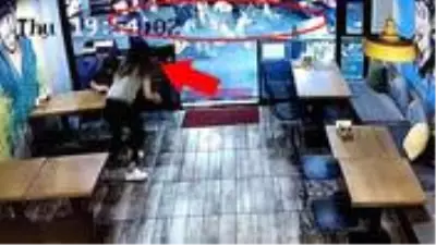 Sokağa saçılan binlerce lira vatandaşlar tarafından saniyeler içinde toplandı Sokağa saçılan binlerce lira vatandaşlar tarafından saniyeler içinde toplandı