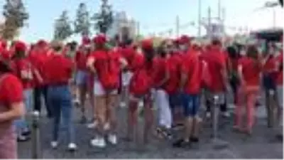 Taksim'de son ayların en kalabalık ve renkli turist grubu Taksim'de son ayların en kalabalık ve renkli turist grubu
