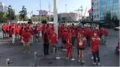Taksim'de son ayların en kalabalık ve renkli turist grubu Taksim'de son ayların en kalabalık ve renkli turist grubu