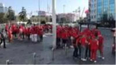 Taksim'de son ayların en kalabalık ve renkli turist grubu Taksim'de son ayların en kalabalık ve renkli turist grubu