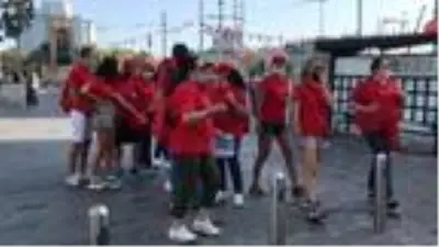 Taksim'de son ayların en kalabalık ve renkli turist grubu Taksim'de son ayların en kalabalık ve renkli turist grubu