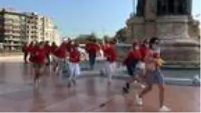Taksim'de son ayların en kalabalık ve renkli turist grubu Taksim'de son ayların en kalabalık ve renkli turist grubu