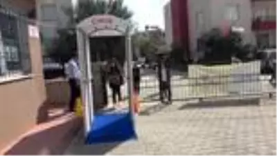 Veli ve öğretmenler iş birliği yaptı, okula dezenfektan tüneli kuruldu Veli ve öğretmenler iş birliği yaptı, okula dezenfektan tüneli kuruldu